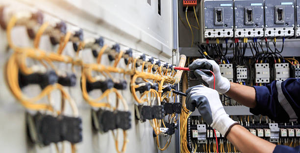 Professional Electrician technician working in Franklin Park, IL
